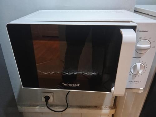 Un grille-pain et un four micro-ondes sont fournis. dans l'établissement Le Havre Sweet Home, au Havre