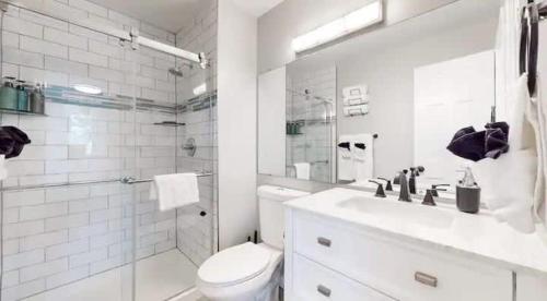 Bilik mandi di Updated Two-Bedroom with Three King Beds Loft & Two Baths
