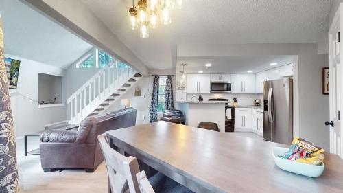 Dapur atau dapur kecil di Updated Two-Bedroom with Three King Beds Loft & Two Baths