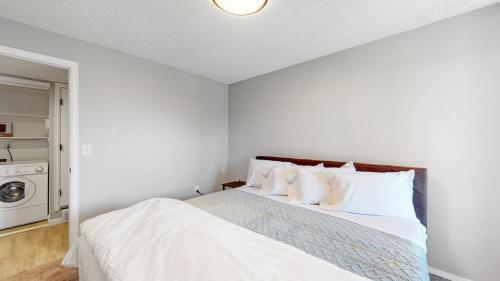 Katil atau katil-katil dalam bilik di Updated Two-Bedroom with Three King Beds Loft & Two Baths