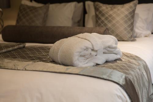 Una cama o camas en una habitación de Mansio Suites The Headrow