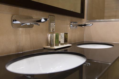 Un baño de Mansio Suites The Headrow