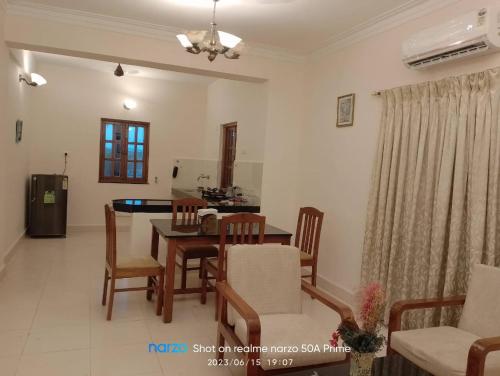 Χώρος καθιστικού στο 2 bhk resort with pool calangute candolim