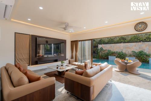 Χώρος καθιστικού στο StayVista at Daisy Hill with Pool, Gazebo, Wi-Fi