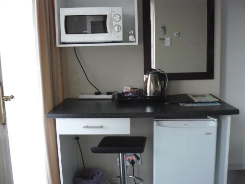 Dapur atau dapur kecil di See More Guest House