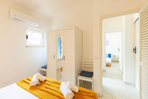 Una cama o camas en una habitación de Blue Heaven