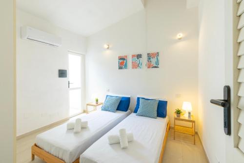 Una cama o camas en una habitación de Blue Heaven