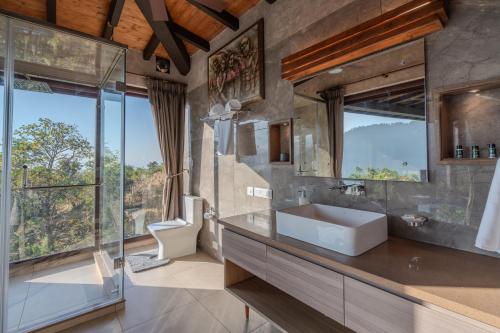 Ένα μπάνιο στο SaffronStays Timber Aqua Quest
