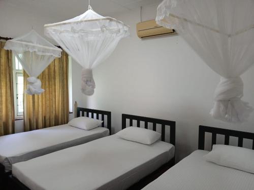 Postel nebo postele na pokoji v ubytování Kandy Twin Hostel