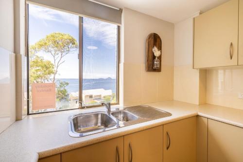 Kitchen o kitchenette sa The Point 13, 5-7 Mitchell St - stunning water views, complex pool and WiFi