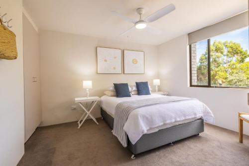 Kama o mga kama sa kuwarto sa The Point 13, 5-7 Mitchell St - stunning water views, complex pool and WiFi