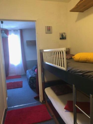 - une chambre avec des lits superposés et une porte menant à un couloir dans l'établissement joli studio montagne au pied des pistes, à Allos