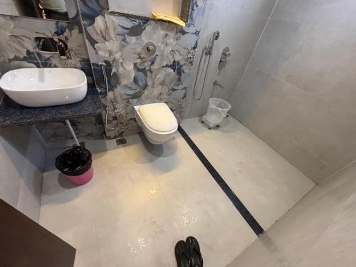 a bathroom with a toilet and a sink at Hotel Sisodiya Palace in Khātu