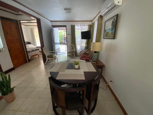 a dining room with a table and chairs in a room at Apto Cielo Azul in Manuel Antonio