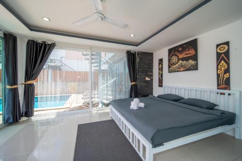 Ένα ή περισσότερα κρεβάτια σε δωμάτιο στο 4BR seaview pool Amanda Patong
