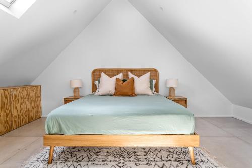 玛格丽特河Treeview Retreat I Private Properties的卧室配有一张床和两个床头柜