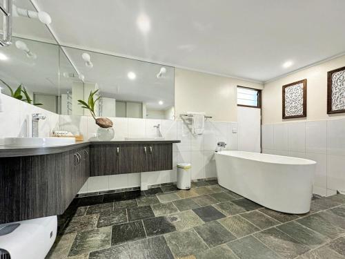 Ένα μπάνιο στο Wongalinga Beachfront Apt 6
