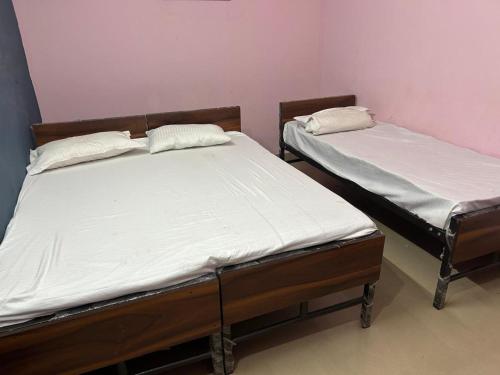 Ένα ή περισσότερα κρεβάτια σε δωμάτιο στο Tirupati Residency