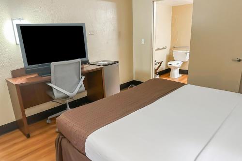 Μια τηλεόραση ή/και κέντρο ψυχαγωγίας στο OYO Hotel Mobile, AL I-65 at Airport Blvd