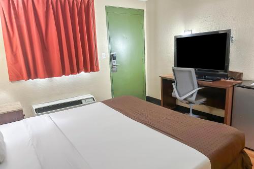 Μια τηλεόραση ή/και κέντρο ψυχαγωγίας στο OYO Hotel Mobile, AL I-65 at Airport Blvd