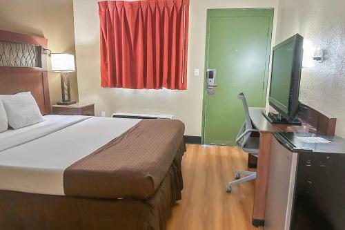 Ένα ή περισσότερα κρεβάτια σε δωμάτιο στο OYO Hotel Mobile, AL I-65 at Airport Blvd