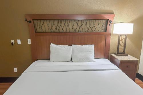 Ένα ή περισσότερα κρεβάτια σε δωμάτιο στο OYO Hotel Mobile, AL I-65 at Airport Blvd