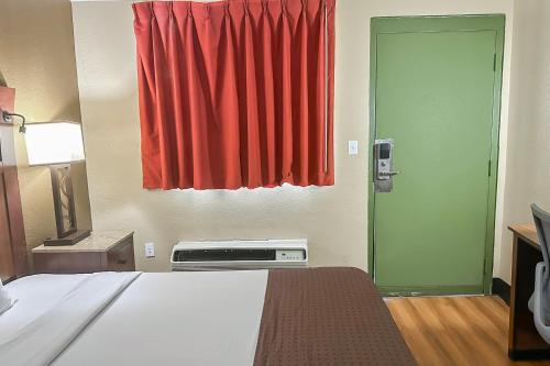 Ένα ή περισσότερα κρεβάτια σε δωμάτιο στο OYO Hotel Mobile, AL I-65 at Airport Blvd