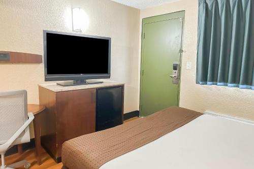 Μια τηλεόραση ή/και κέντρο ψυχαγωγίας στο OYO Hotel Mobile, AL I-65 at Airport Blvd