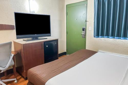 Μια τηλεόραση ή/και κέντρο ψυχαγωγίας στο OYO Hotel Mobile, AL I-65 at Airport Blvd