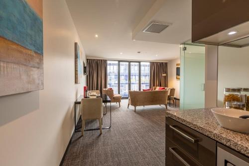 霍索恩区Corporate Living Accommodation Hawthorn的带水槽的浴室和客厅