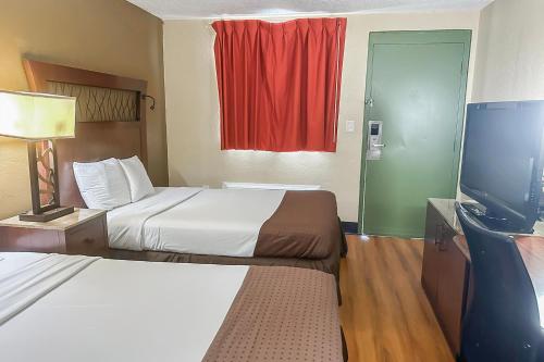Ένα ή περισσότερα κρεβάτια σε δωμάτιο στο OYO Hotel Mobile, AL I-65 at Airport Blvd