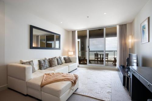 Un lugar para sentarse en Pier 216 - Ocean View 1BR Private balcony