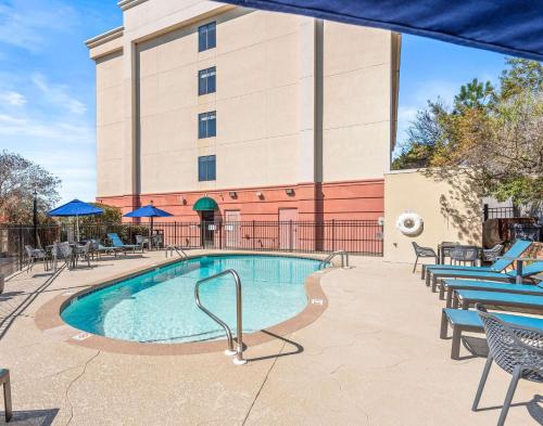 a swimming pool in front of a building at Hampton Inn Columbus-North in Columbus