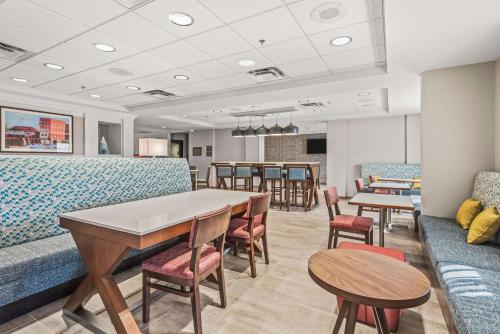 a waiting room with a table and chairs at Hampton Inn Columbus-North in Columbus
