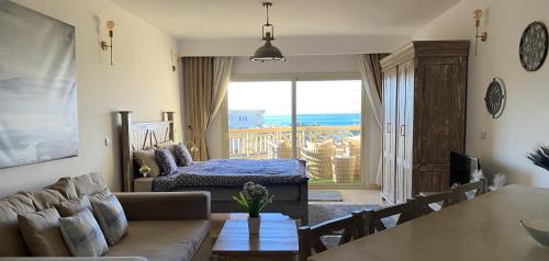 vintage sea view apartment