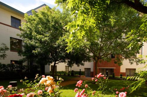 Un jardín fuera de Hyatt Hotel Canberra - A Park Hyatt Hotel