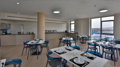 Restoran atau tempat lain untuk makan di HomeBridge Hotel Apartments