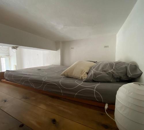 Ce lit se trouve dans un dortoir blanc comprenant : dans l'établissement studio Avignon Intra-Muros, à Avignon