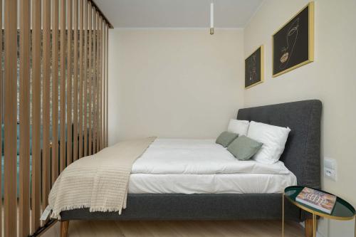 Una cama o camas en una habitación de Old Town River Suite with Balcony & Parking Wrocław by Noclegi Renters