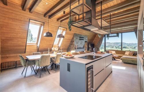 Η κουζίνα ή μικρή κουζίνα στο Amazing Home In Ravna Gora With Sauna