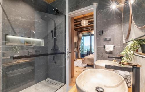 Ένα μπάνιο στο Amazing Home In Ravna Gora With Sauna