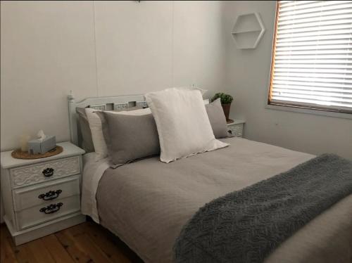 Katil atau katil-katil dalam bilik di Cosy retro styled bungalow