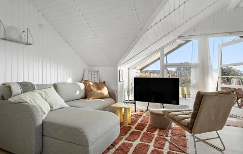 Μια τηλεόραση ή/και κέντρο ψυχαγωγίας στο 2 Bedroom Beautiful Home In Børkop