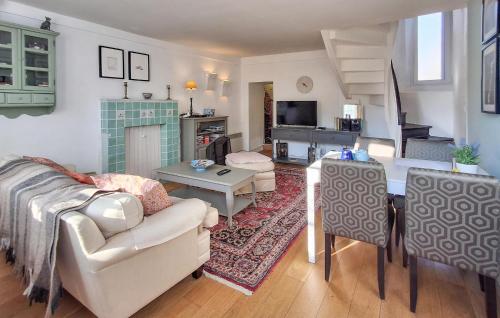 un salon avec un canapé et une table dans l'établissement 2 Bedroom Nice Home In Taden, à Taden