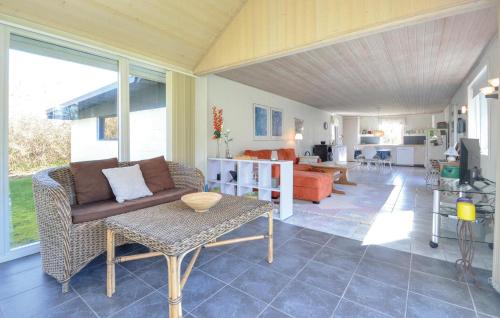 Roslevにある2 Bedroom Nice Home In Roslevのソファとテーブルのあるリビングルーム