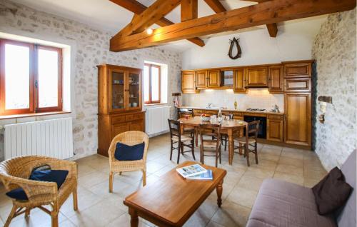 une cuisine et un salon avec une table et des chaises dans l'établissement Beautiful Home In Salles Sous Bois, à Salles-sous-Bois