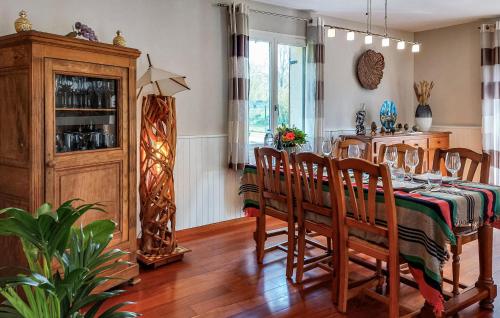 une salle à manger avec une table et des chaises dans l'établissement 4 Bedroom Cozy Home In Riec-Sur-Belon, à Riec-sur-Bélon