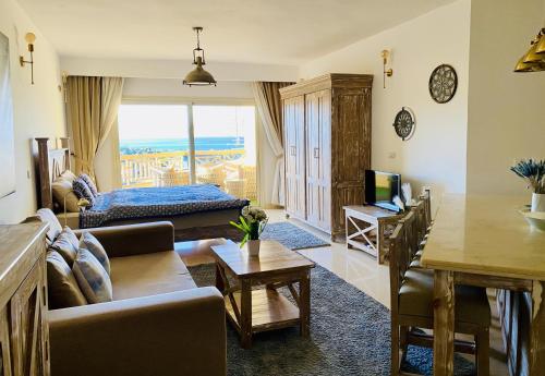 Et opholdsområde på vintage sea view apartment