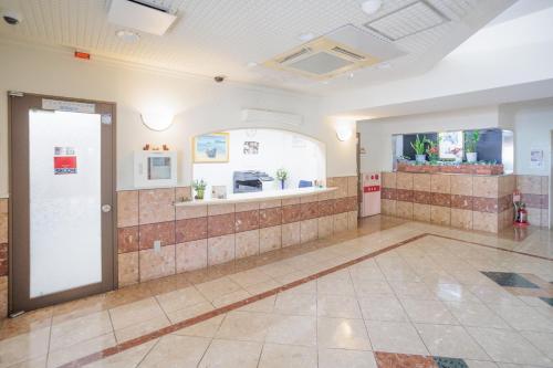 a large room with a large window and a lobby at シートピア恩納村 徒歩3分でビーチへ 6名宿泊可能 空港直通バス停目前で便利 in Fuzuchi