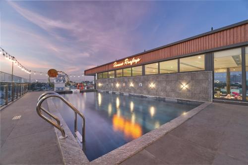 Bcons PS Hotel and Apartment- Newly Opened Hotelの敷地内または近くにあるプール